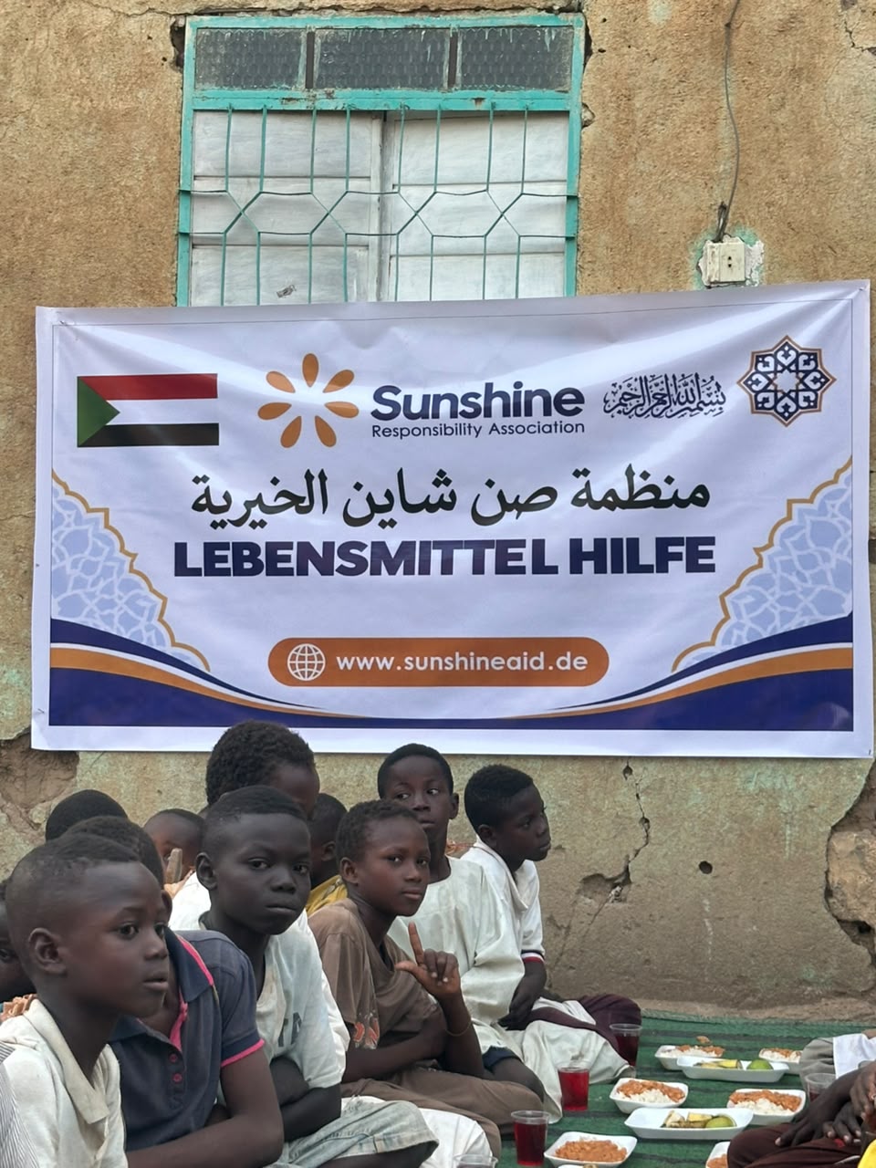 Essensausgabe für Kinder in einem Waisenhaus im Sudan