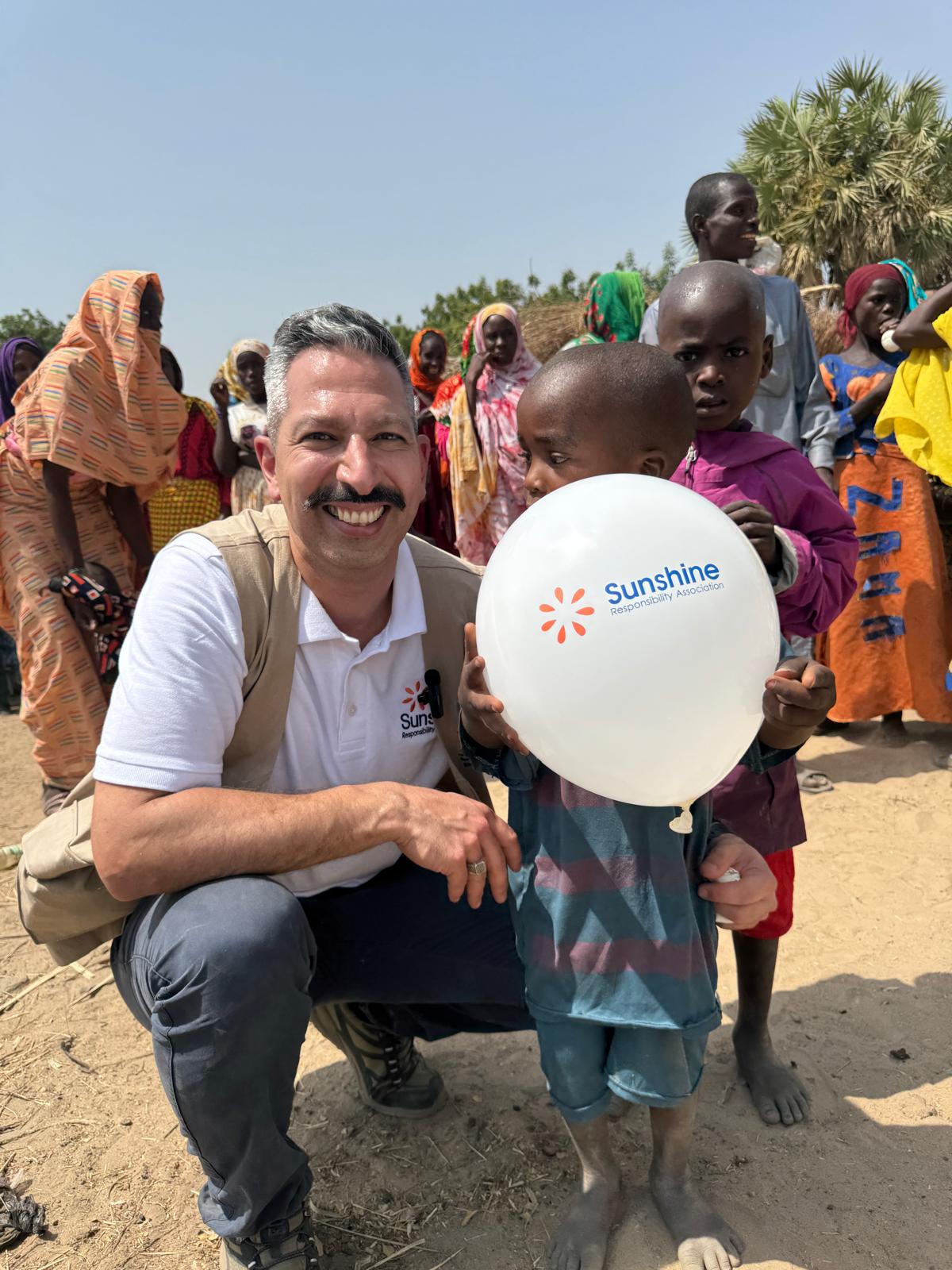 Freiwillige verteilen Hilfsgüter in Afrika