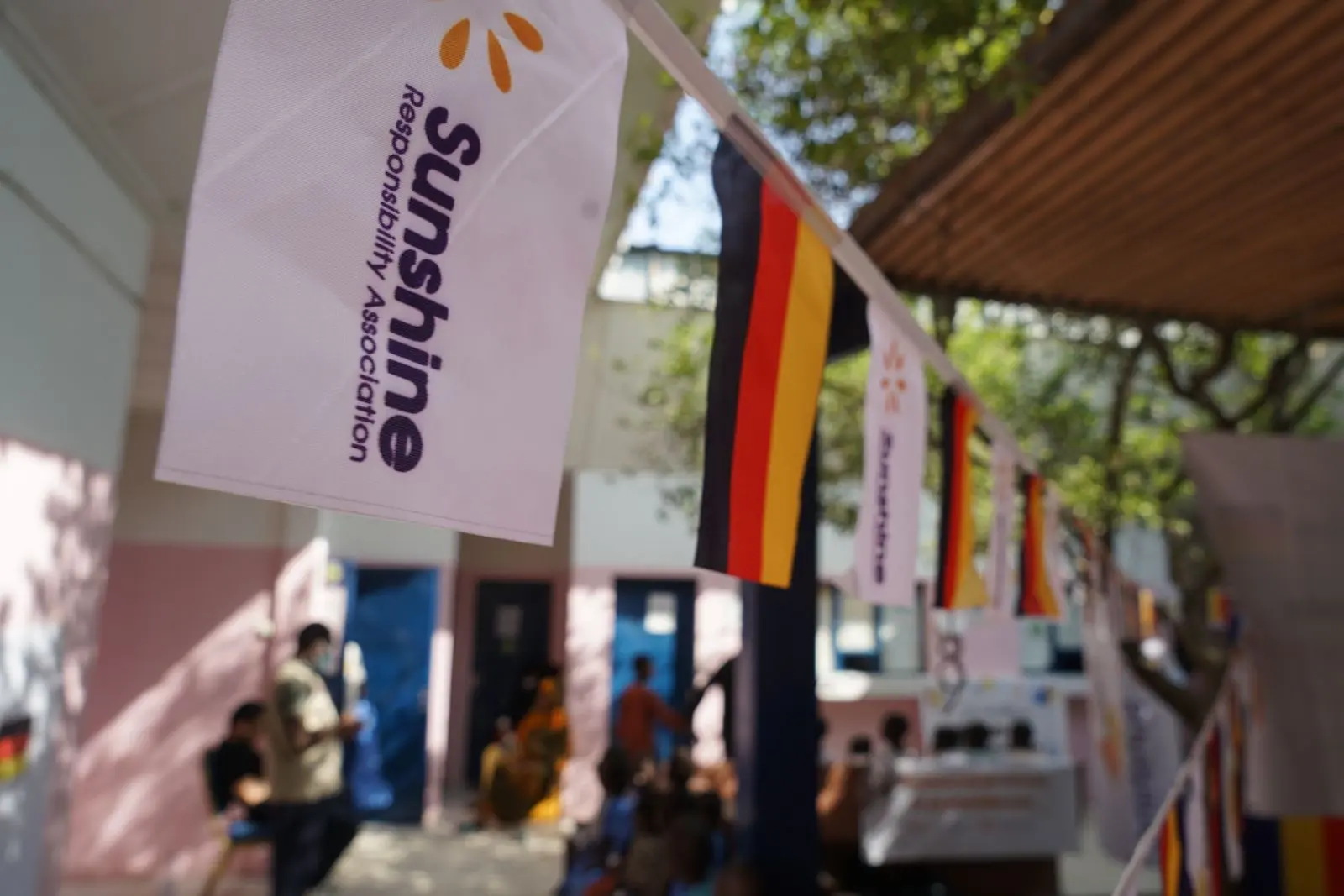 Sunshine- und Deutschlandfähnchen auf dem Veranstaltungsgelände