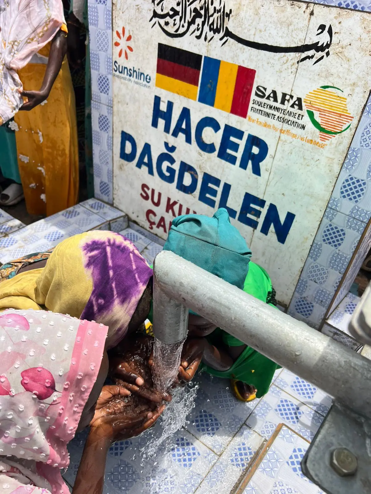 Kinder trinken sauberes Wasser am Hacer-Dağdelen-Brunnen