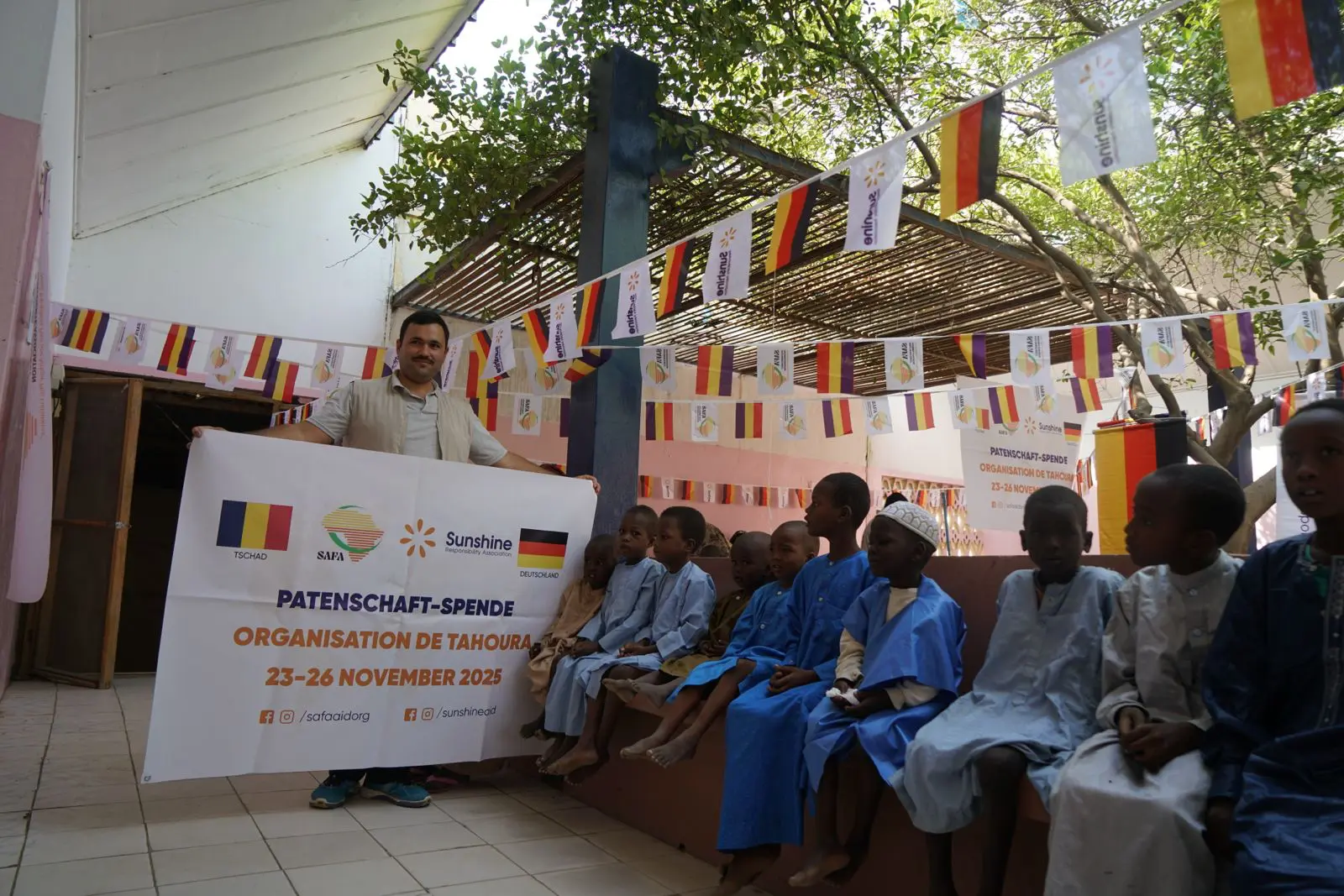 Sunshine-Team mit Banner der Sünnet-Organisation in Afrika 2025