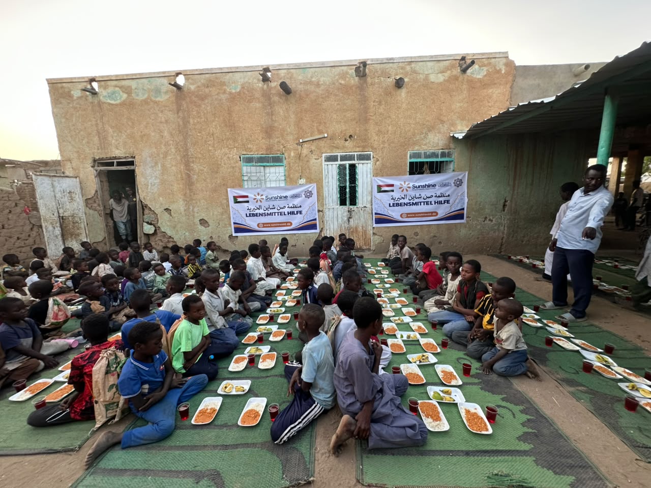 Essensausgabe für Kinder in einem Waisenhaus im Sudan