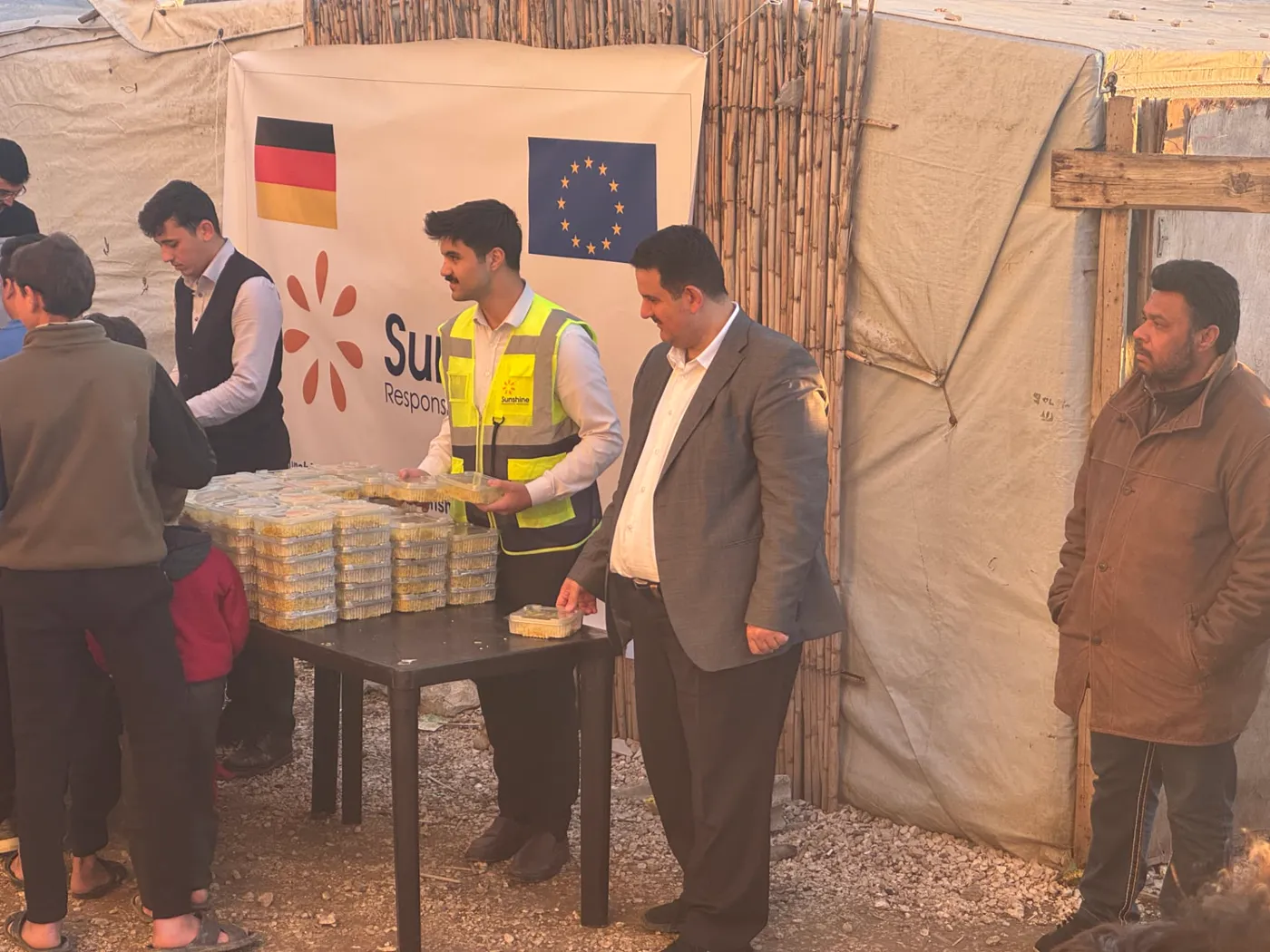 Sunshine-Team bei der Essensausgabe im Flüchtlingslager